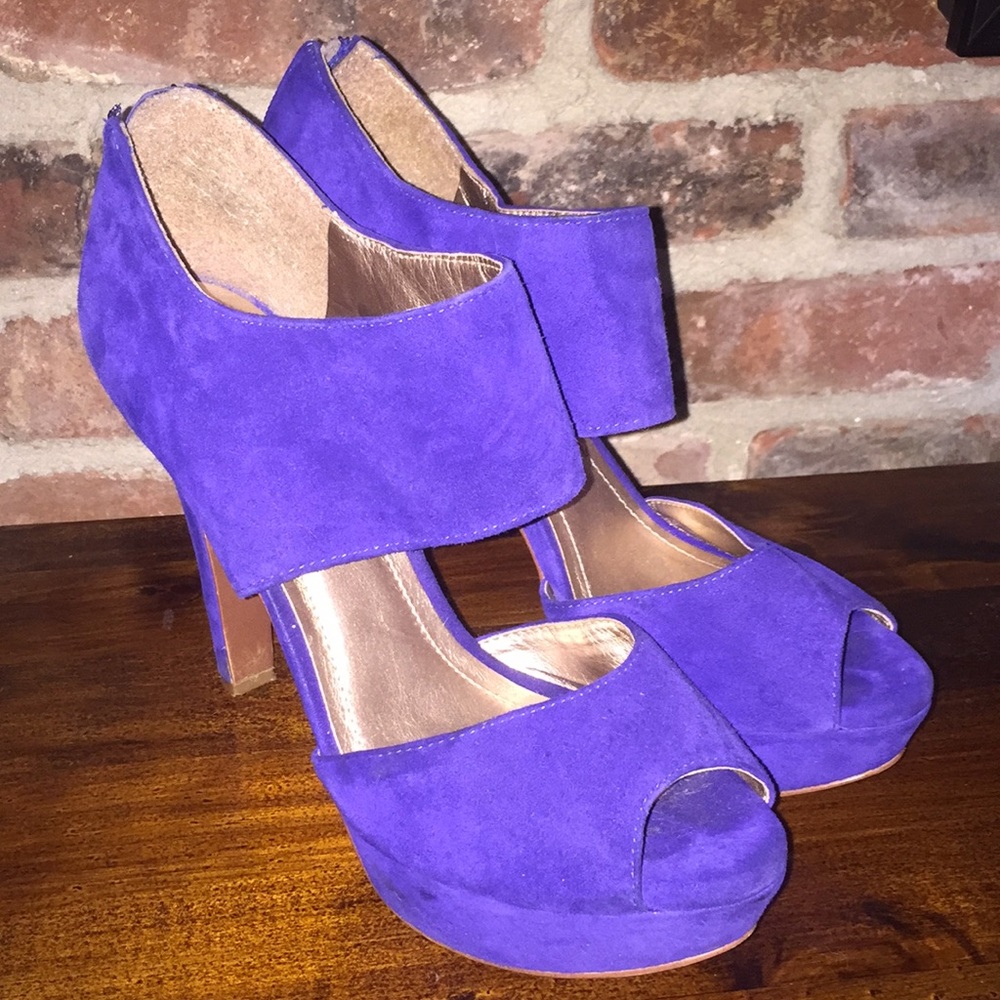 BCBG blue suede 4” heels